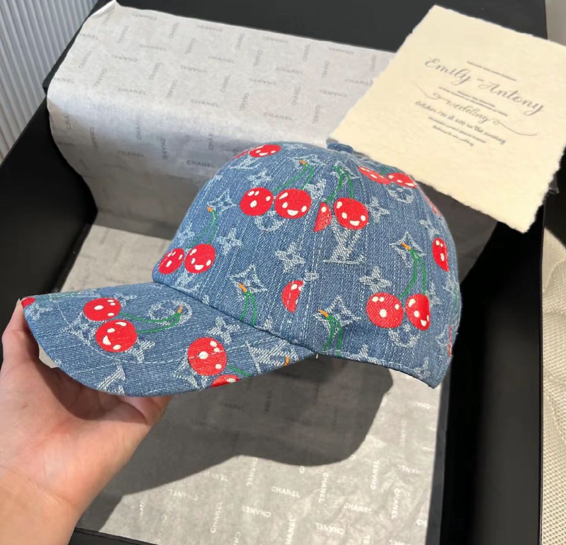 Bonnet cerise branché