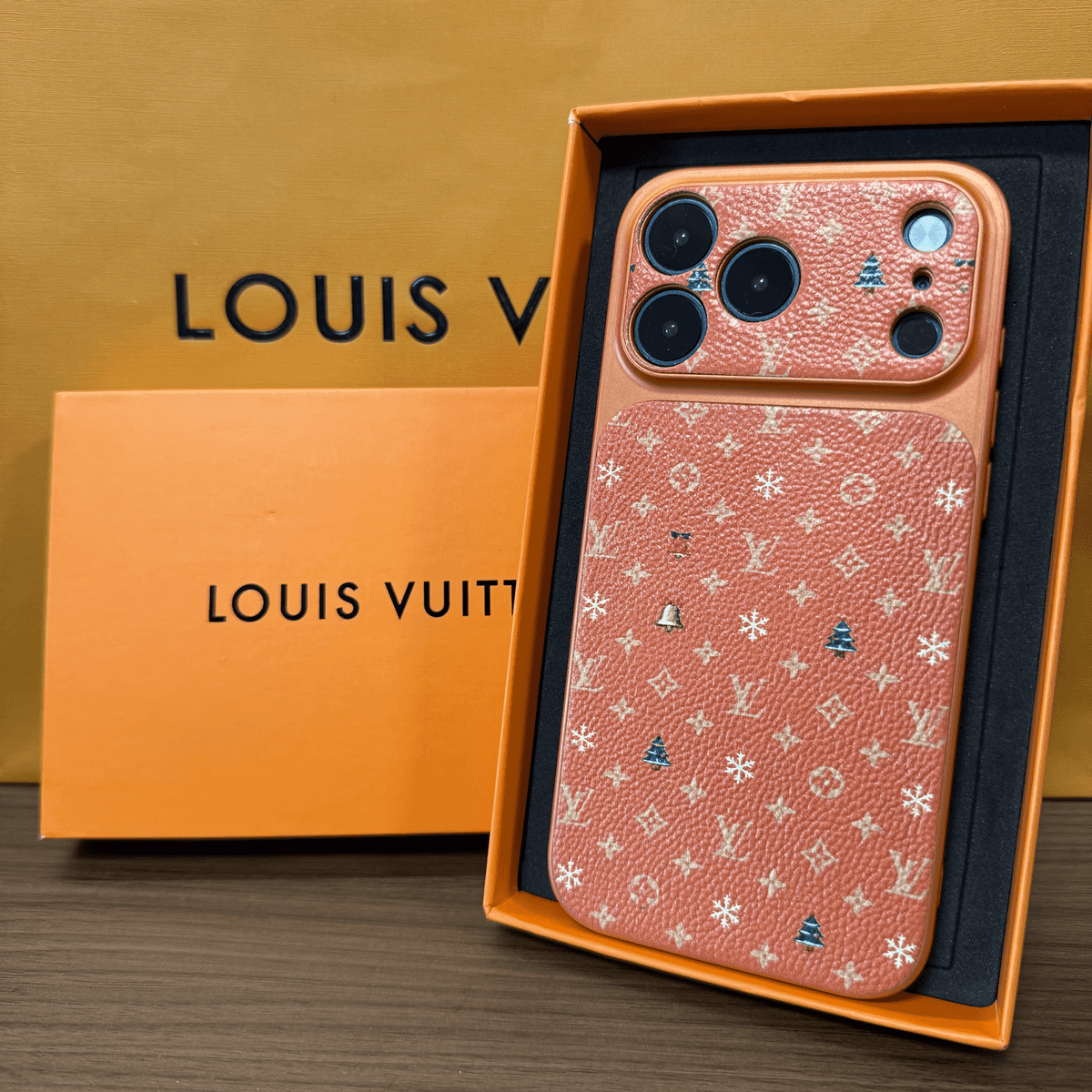 Étui iPhone de luxe multicolore avec monogramme