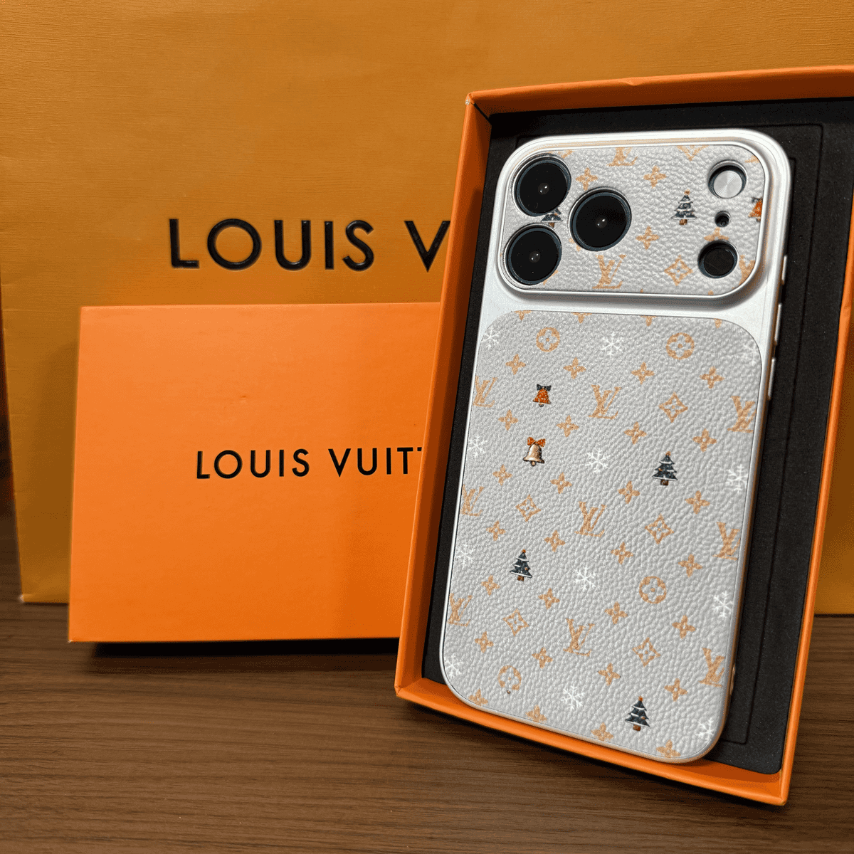 Étui iPhone de luxe multicolore avec monogramme