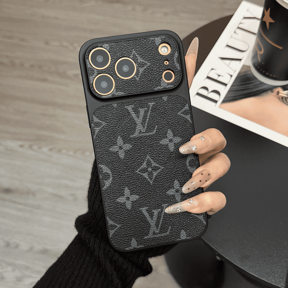 Coque iPhone MagSafe en cuir monogrammé classique