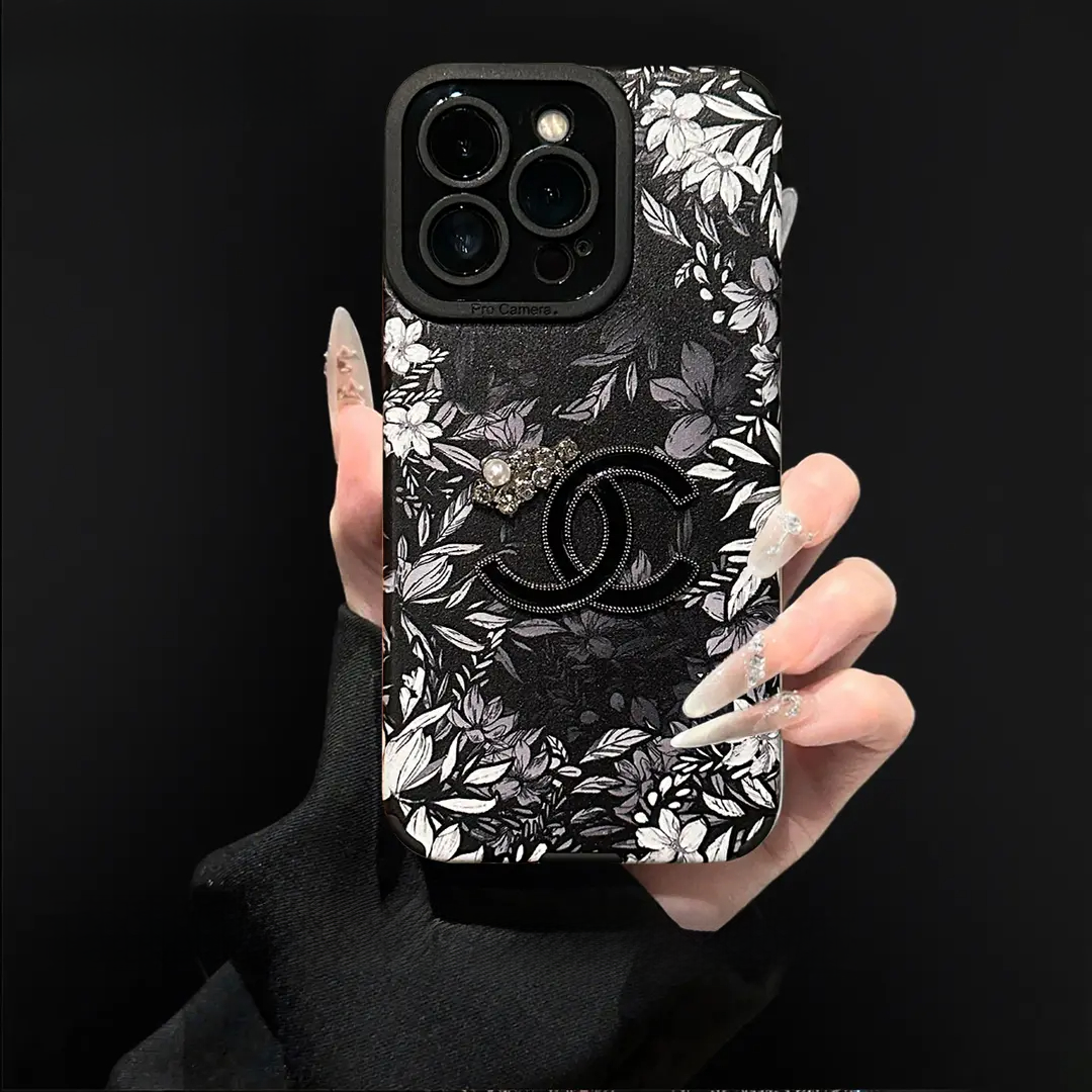 Étui floral de luxe en cuir d'agneau pour iPhone – Protection complète de l'objectif