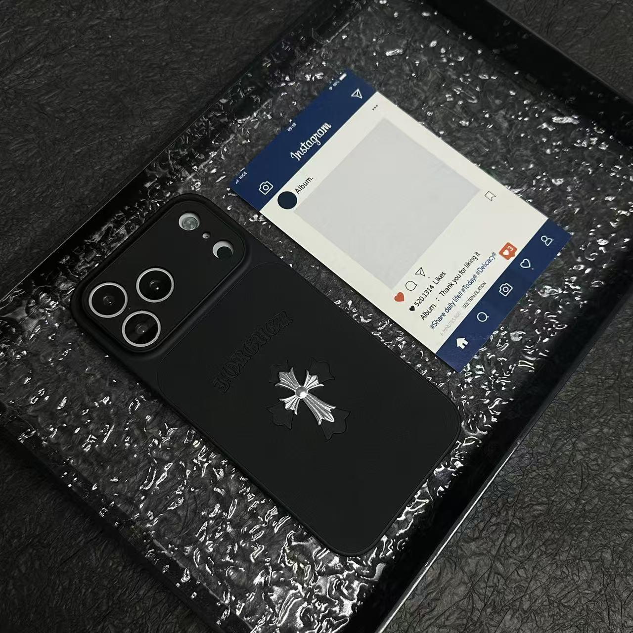 Kožené pouzdro na iPhone Chrome Hearts s křížem