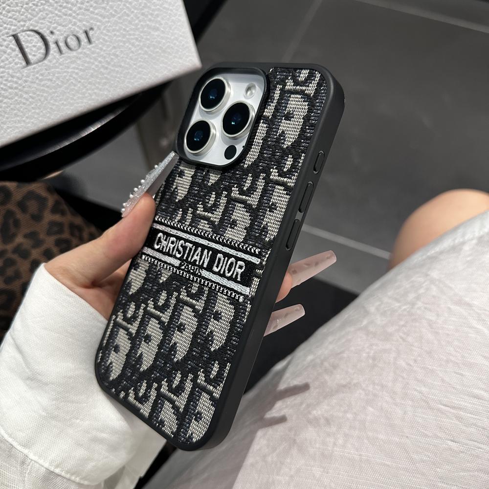 Coque d'iPhone en tissu d'inspiration designer avec détail brodé