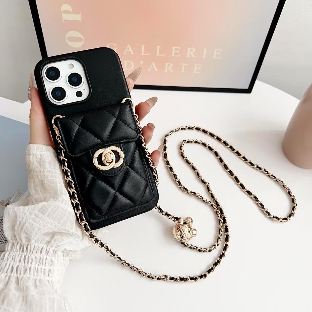Prošívané crossbody pouzdro na iPhone s řetízkovým popruhem a kapsou na karty  