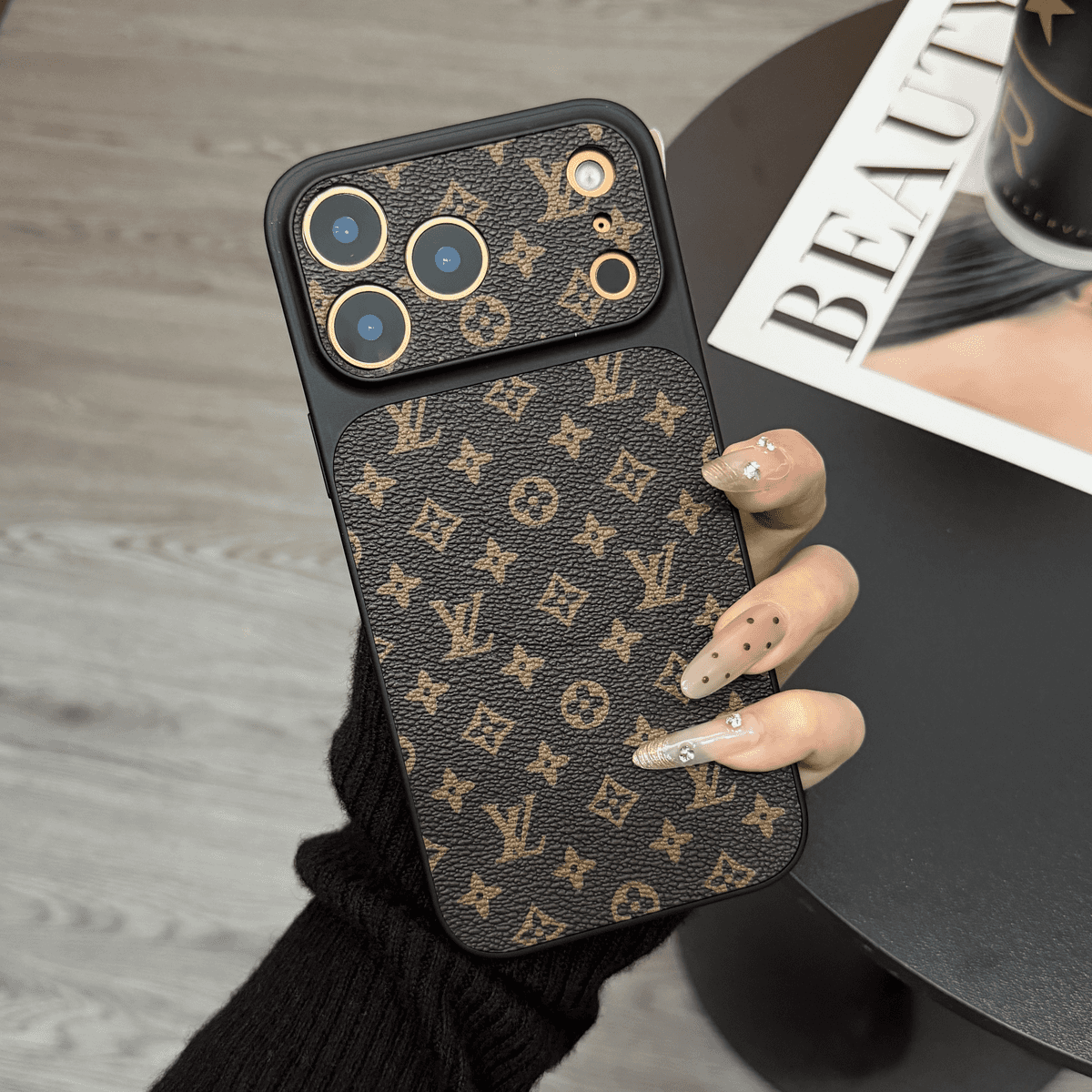 Coque iPhone MagSafe en cuir monogrammé classique