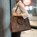 Sac fourre-tout en cuir monogrammé de luxe